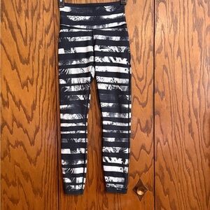 Lululemon Wunder Under 7/8 Leggings Size 2 Mid Rise Black White Print